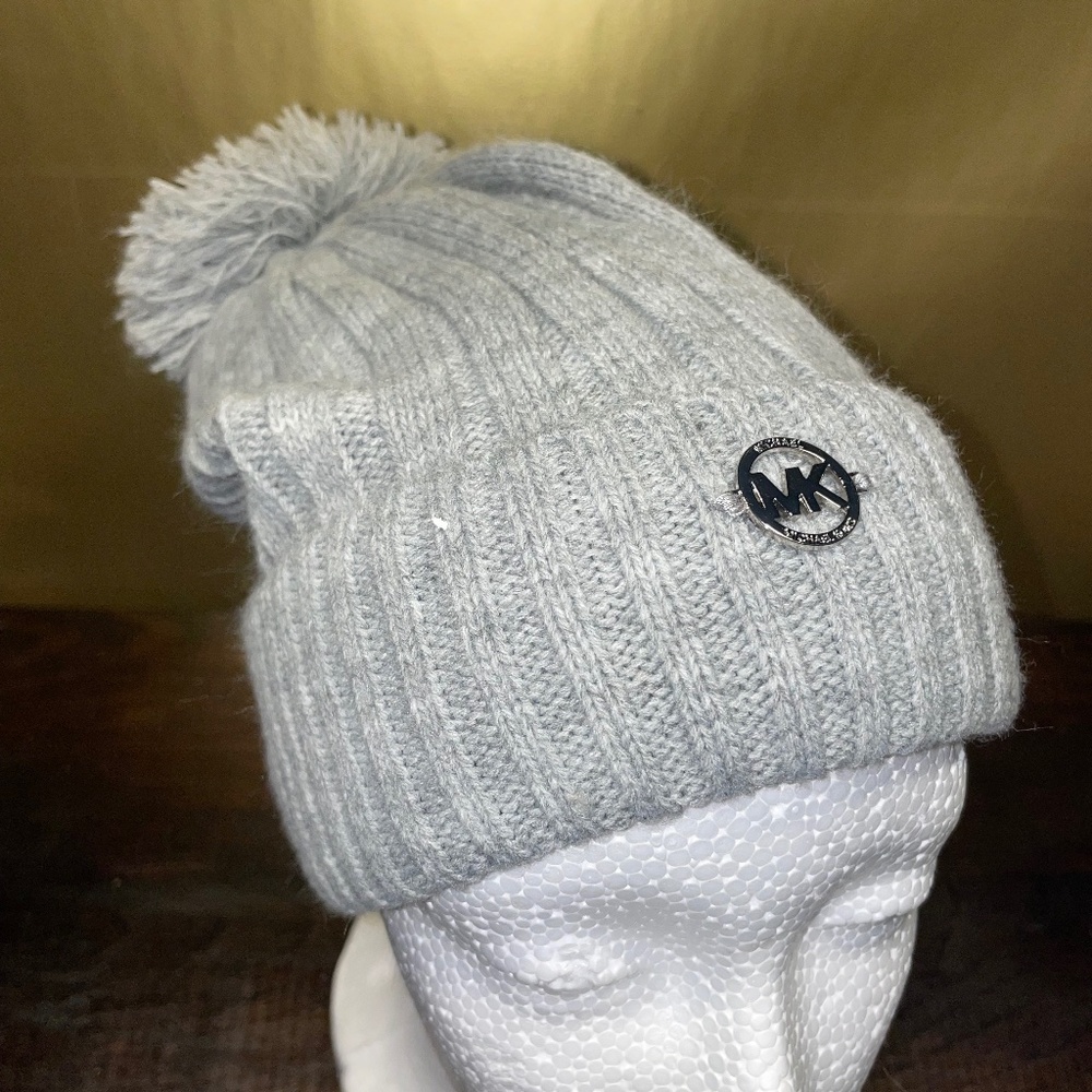 Michael Kors Gray Ribbed Knit BEanie‎ Pom Winter Hat cap Acrylic